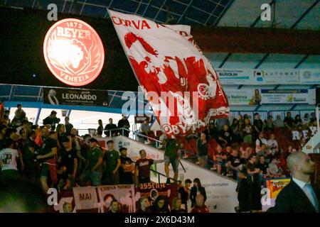 Mestre, Italien. Mai 2024. Umana Reyer Venezia Fans im Playoff - Umana Reyer Venezia vs UNAHOTELS Reggio Emilia, italienische Basketball Serie A Match in Mestre, Italien, 11. Mai 2024 Credit: Independent Photo Agency/Alamy Live News Stockfoto