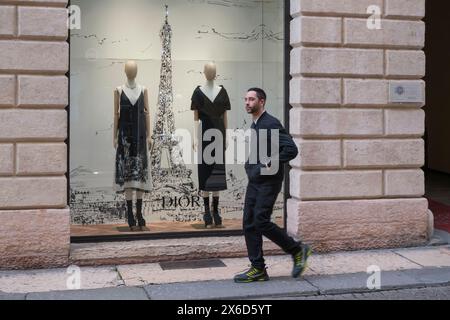 Schaufenster eines Dior-Ladens in Verona Stockfoto