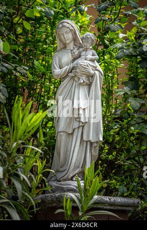 Statue der Madonna mit Kind in einem Rosengarten. Abruzzen, Italien, Europa Stockfoto