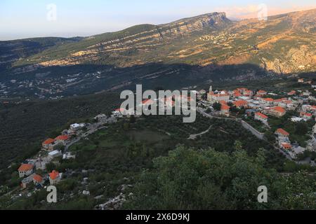 Ein Blick aus der Vogelperspektive auf das Dorf Douma, geformt wie ein Skorpion, in den Bergen von Batroun, Libanon. Stockfoto