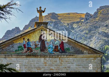 Mosaik auf dem Tympanon des Klosters Santa Maria della Misericordia o Convento von Sant' Antonio, das eine Szene aus dem Leben des heiligen darstellt. Stockfoto