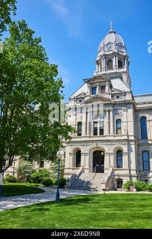 Historisches Kosciusko County Courthouse mit üppigem Grün, Blick auf Augenhöhe Stockfoto