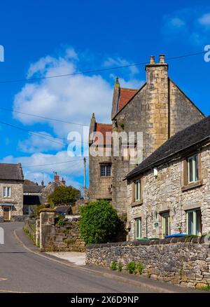 Traditionelle Steinhäuser in Brassington, einem Dorf in der Derbyshire Dales Gegend des Peak District England Großbritannien. Stockfoto