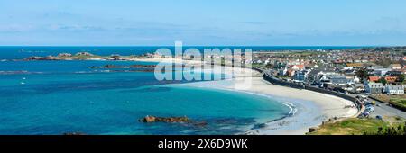 Panoramablick auf Cobo Bay, Panoramablick auf die Sandstrandlandschaft in Guernsey, Webbanner der Kanalinseln Stockfoto