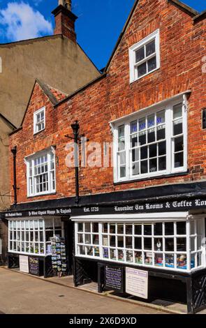 Außenansicht des Old Chemist Shop oder YE ältestes Chymist Shoppe in England in Knaresborough North Yorkshire, Großbritannien, das von 1720 bis 1997 eine Apotheke war Stockfoto