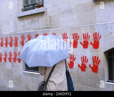 Paris, Frankreich. Mai 2024. Mur des Justes, bedeckt mit Graffitis der roten Hände vor der Schoah-Gedenkstätte in Paris, am 14. Mai 2024, nachdem das Denkmal über Nacht zerstört wurde und der Präsident des Repräsentanten Rates französischer jüdischer Institutionen (CRIF) den Akt als antisemitisch anprangerte. Foto: Karim Ait Adjedjou/ABACAPRESS. COM Credit: Abaca Press/Alamy Live News Stockfoto