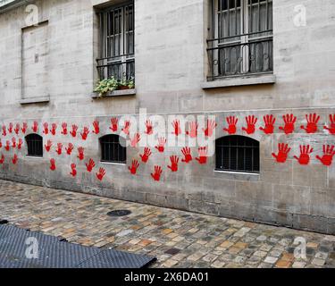 Paris, Frankreich. Mai 2024. Mur des Justes, bedeckt mit Graffitis der roten Hände vor der Schoah-Gedenkstätte in Paris, am 14. Mai 2024, nachdem das Denkmal über Nacht zerstört wurde und der Präsident des Repräsentanten Rates französischer jüdischer Institutionen (CRIF) den Akt als antisemitisch anprangerte. Foto: Karim Ait Adjedjou/ABACAPRESS. COM Credit: Abaca Press/Alamy Live News Stockfoto