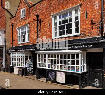 Außenansicht des Old Chemist Shop oder YE ältestes Chymist Shoppe in England in Knaresborough North Yorkshire, Großbritannien, das von 1720 bis 1997 eine Apotheke war Stockfoto