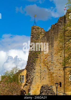 Außenansicht der Steinmauern von Knaresborough Castle, einer Ruine der Festung mit Blick auf den Nidd in der Stadt Knaresborough, North Yorkshire, Großbritannien Stockfoto