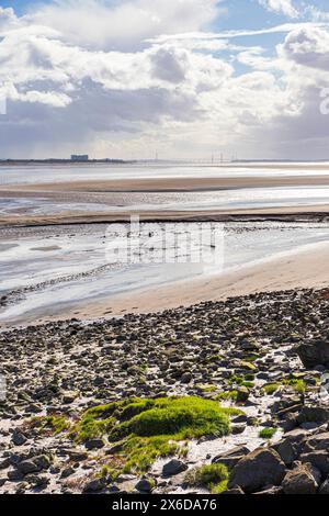 Blick über die Severn Mündung bei Ebbe in Richtung Oldbury Power Station und die Severn Brücken von Lydney Harbour, Gloucestershire, England, Großbritannien Stockfoto