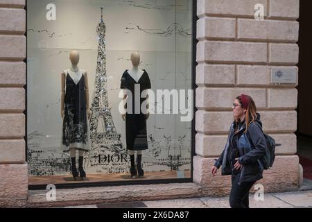 Schaufenster eines Dior Geschäftes in Verona *** Schaufenster eines Dior Ladens in Verona Venetien, Verona Italien, Italien GMS15709 Stockfoto