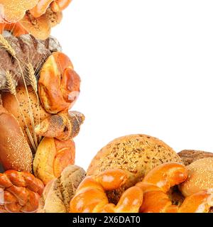 Rahmen aus frischen Brotprodukten, isoliert auf weißem Hintergrund. Collage. Stockfoto