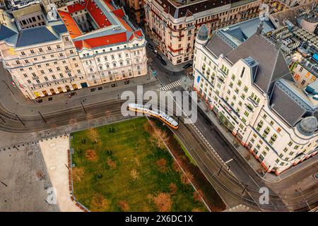 Blick von oben auf eine Straßenbahn in Budapest, die die Straße hinunter fährt Stockfoto