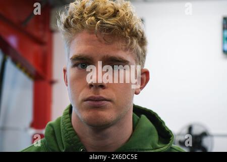 Nahaufnahme eines jungen, gutaussehenden Mannes, der verzweifelt und verärgert in die Kamera schaut Stockfoto