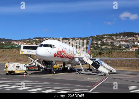 Jet2 Holiday Boeing 757-200 am internationalen Flughafen Cristiano Ronaldo, Madeira, Portugal, am 3. Mai 2024 vor dem Terminal-Gebäude. Stockfoto