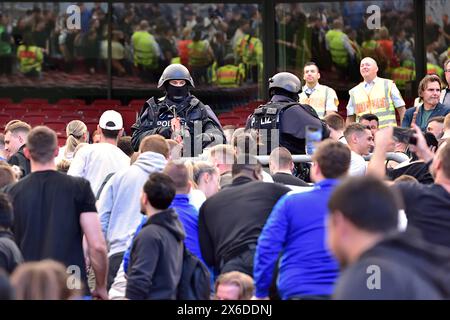 Einsatz im Stadion Übung der Polizei in Stuttgart in Anwesenheit von Baden Württembergs Innenminister Thomas Strobl. Geübt wurde ein Angriffsszenario in einem Fussballstadion mit mehreren Verletzen im Vorfeld der kommenden Fussball Europameisterschaft in Deutschland. Stuttgart MHP Arena Baden Württemberg Deutschland *** Polizeistadionübung in Stuttgart im Beisein von Baden Württembergs Innenminister Thomas Strobl wurde im Vorfeld der bevorstehenden Fußball-Europameisterschaft in Deutschland ein Angriffsszenario in einem Fußballstadion mit mehreren Verletzungen geübt Stockfoto