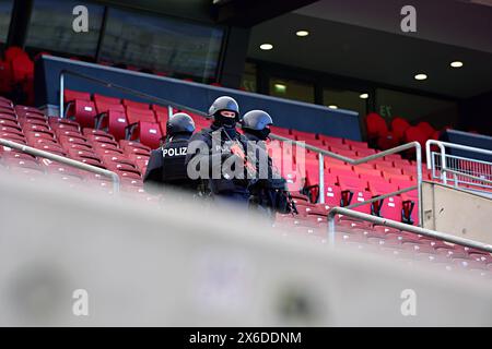 Einsatz im Stadion Übung der Polizei in Stuttgart in Anwesenheit von Baden Württembergs Innenminister Thomas Strobl. Geübt wurde ein Angriffsszenario in einem Fussballstadion mit mehreren Verletzen im Vorfeld der kommenden Fussball Europameisterschaft in Deutschland. Stuttgart MHP Arena Baden Württemberg Deutschland *** Polizeistadionübung in Stuttgart im Beisein von Baden Württembergs Innenminister Thomas Strobl wurde im Vorfeld der bevorstehenden Fußball-Europameisterschaft in Deutschland ein Angriffsszenario in einem Fußballstadion mit mehreren Verletzungen geübt Stockfoto