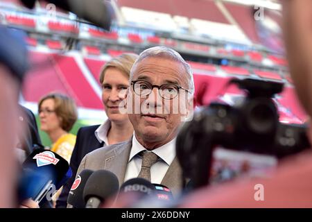 Einsatz im Stadion Übung der Polizei in Stuttgart in Anwesenheit von Baden Württembergs Innenminister Thomas Strobl. Geübt wurde ein Angriffsszenario in einem Fussballstadion mit mehreren Verletzen im Vorfeld der kommenden Fussball Europameisterschaft in Deutschland. Im Hintergrund, die Baden Württembergische Polizeipräsidentin Dr. Stefanie Hinz. Stuttgart MHP Arena Baden Württemberg Deutschland *** Polizeistadionübung in Stuttgart im Beisein des baden Württembergischen Innenministers Thomas Strobl wurde im Vorfeld ein Angriffsszenario in einem Fußballstadion mit mehreren Verletzungen geübt Stockfoto