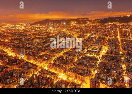 Blick auf die Wohnviertel von Barcelona bei Nacht. Stadt aus der Vogelperspektive Stockfoto