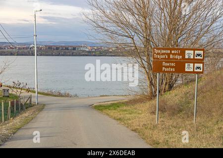 Kladovo, Serbien - 14. März 2024: Road way to Historic Landmark Brown Sign Post Trajan Bridge Roman Emperor Route am Donau South Bank. Stockfoto