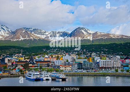 Aufgrund seiner Lage ist Ushuaia perfekt als Kreuzfahrtterminal für die beliebten antarktischen Kreuzfahrtschiffe mit Zugang zum Beagle Channel. Stockfoto