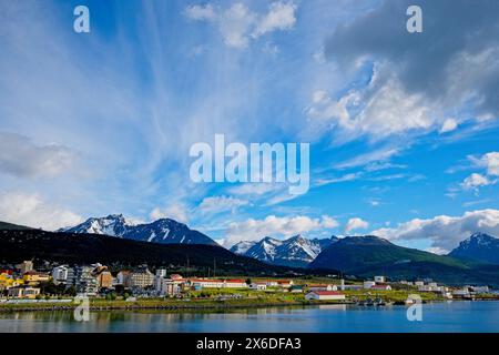 Aufgrund seiner Lage ist Ushuaia perfekt als Kreuzfahrtterminal für die beliebten antarktischen Kreuzfahrtschiffe mit Zugang zum Beagle Channel. Stockfoto