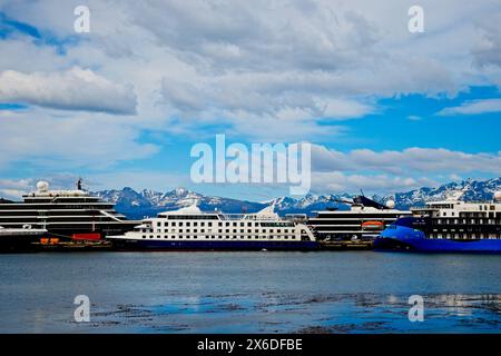 Aufgrund seiner Lage ist Ushuaia perfekt als Kreuzfahrtterminal für die beliebten antarktischen Kreuzfahrtschiffe mit Zugang zum Beagle Channel. Stockfoto