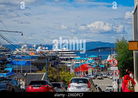 Aufgrund seiner Lage ist Ushuaia perfekt als Kreuzfahrtterminal für die beliebten antarktischen Kreuzfahrtschiffe mit Zugang zum Beagle Channel. Stockfoto