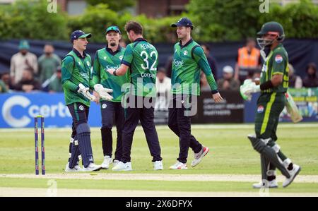 Der irische Mark Adair feiert gemeinsam mit seinen Teamkollegen, nachdem er während des dritten T20-internationalen Teams auf dem Castle Avenue Cricket Ground in Dublin den Wicket-Platz des Pakistans Mohammad Rizwan erobert hat. Bilddatum: Dienstag, 14. Mai 2024. Stockfoto