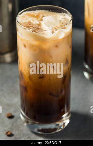 Shaken Oatmilk Espresso Latte Drink mit Kaffee und Eis Stockfoto