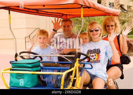 Touristen, die eine Fahrt mit Familienfahrrädern am Virginia Beach in Chesapeake Bay, USA, genießen. Stockfoto