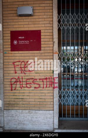 Rom, Rm, Italien. Mai 2024. Während der Nacht wurden an den Wänden der Gebäude der Universität La Sapienza Schriften gemacht, um Palästina und gegen das Rektorat zu unterstützen. (Kreditbild: © Marco Di Gianvito/ZUMA Press Wire) NUR REDAKTIONELLE VERWENDUNG! Nicht für kommerzielle ZWECKE! Stockfoto