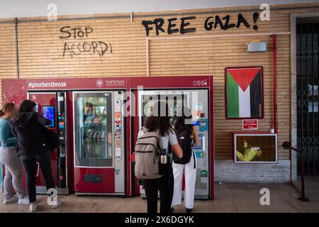 Rom, Rm, Italien. Mai 2024. Während der Nacht wurden an den Wänden der Gebäude der Universität La Sapienza Schriften gemacht, um Palästina und gegen das Rektorat zu unterstützen. (Kreditbild: © Marco Di Gianvito/ZUMA Press Wire) NUR REDAKTIONELLE VERWENDUNG! Nicht für kommerzielle ZWECKE! Stockfoto