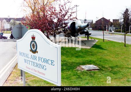 Hawker Siddeley Harrier GR3 XV779 Jump Jet 'Gate Guard' am Eingang zum RAF Wittering Luftstützpunkt, Cambridgeshire, Großbritannien. Die XV779 flog erstmals 1970 als GR1, wurde später auf GR3 umgebaut und diente bei der RAF in Deutschland. Der GR3 wurde 2011 als Torwächter durch ein späteres GR7A-Modell ersetzt Stockfoto