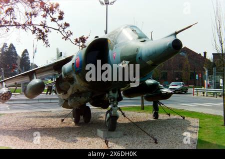 Hawker Siddeley Harrier GR3 XV779 Jump Jet 'Gate Guard' am Eingang zum RAF Wittering Airbase, Cambridgeshire, Großbritannien, mit dem Namen Group Captain Chris Moran unter dem Cockpit gekennzeichnet. Die XV779 flog erstmals 1970 als GR1, wurde später auf GR3 umgebaut und diente bei der RAF in Deutschland. Der GR3 wurde 2011 als Torwächter durch ein späteres GR7A-Modell ersetzt Stockfoto