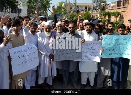 Die Bewohner von Pishtakhara Bala halten am Dienstag, den 14. Mai 2024, im Presseclub Peshawar eine Protestdemonstration gegen die hohe Händigkeit von Landraubern ab. Stockfoto