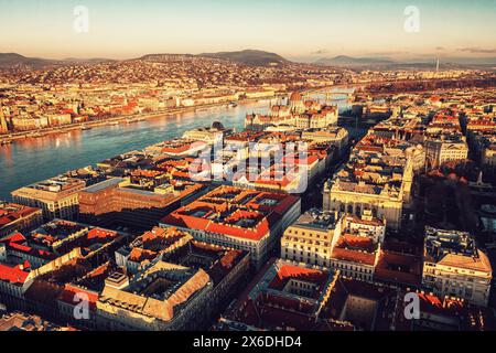 Blick auf Budapest, ungarisches Parlamentsgebäude, Donau. Die Stadt in den Sonnenstrahlen bei Sonnenuntergang Stockfoto