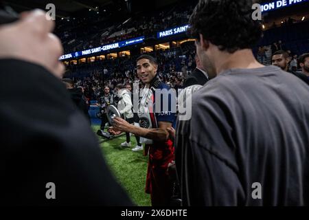 PARIS, FRANKREICH - 12. MAI: Achraf Hakimi aus Paris Saint-Germain feiert nach dem Sieg des französischen Ligue 1-Titels während des französischen Ligue 1-Titels du Stockfoto