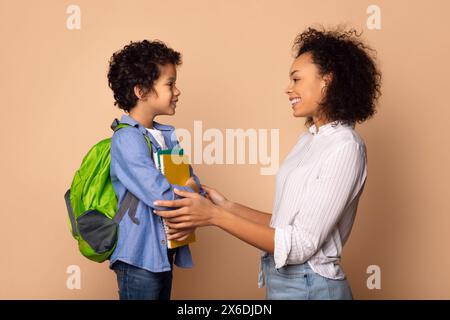 Junge mit Rucksack und Büchern bereit für den Schultag Stockfoto