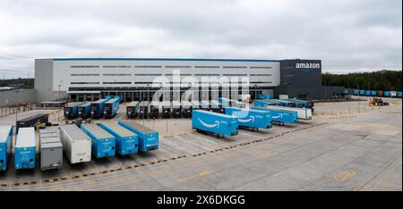 LEEDS, GROSSBRITANNIEN - 7. MAI 2024. Luftaufnahme eines großen Amazon Prime Distributionslagers mit Lkw und Anhängern, die in einer Reihe von Ladevorgängen beladen werden können b Stockfoto
