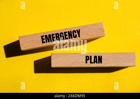 Notfallplan-Wörter auf Holzblöcken geschrieben, gelber Hintergrund. Konzeptionelles Notfallplan-Symbol. Stockfoto