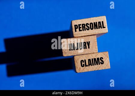 Personenschäden auf Holzblöcken mit blauem Hintergrund. Symbol für konzeptionelle Personenschäden. Kopierbereich. Stockfoto