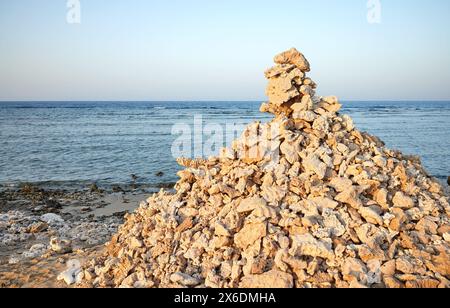 Pyramide aus Korallen und Steinen am Strand, selektiver Fokus, Ägypten. Stockfoto