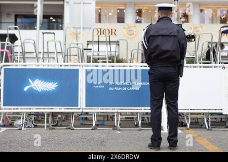 Cannes, Frankreich. Mai 2024. © Pierre Teyssot/MAXPPP; Eröffnungszeremonie des Festivals „Festival International du Film de Cannes“ 77. Ausgabe der Filmfestspiele in Cannes, Südfrankreich, am 14. Mai 2024. Ein Polizist bei der Arbeit © Pierre Teyssot/Maxppp Credit: MAXPPP/Alamy Live News Stockfoto