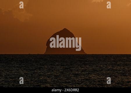 Silhouette von Rocher du Diamant bei Sonnenuntergang, Martinique - eine ikonische vulkanische Insel in der Karibik. Stockfoto