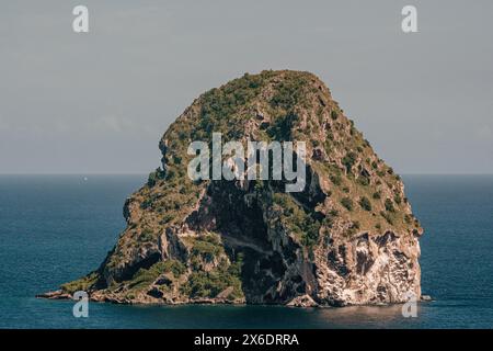Blick aus der Vogelperspektive auf Rocher du Diamant, eine üppige grüne Insel in Martinique, umgeben von der tiefblauen Karibik Stockfoto