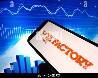 Konskie, Polen - 13. Mai 2024: Logo der Fox Factory Holding auf dem Mobiltelefon Stockfoto