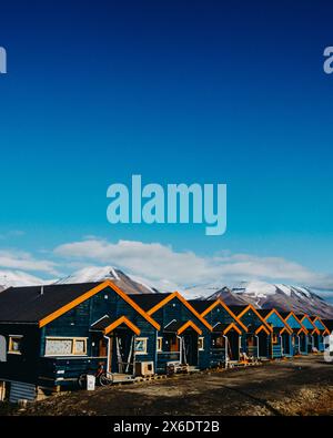 Farbenfrohe Reihenhäuser mit Bergkulisse in Longyearbyen, Svalbard Stockfoto