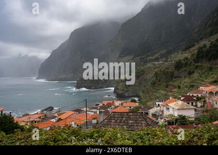 Küste entlang des Küstendorfes Seixal, Madeira, Portugal Stockfoto