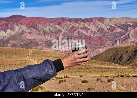 Arm eines männlichen Touristen, der im Hintergrund einen Partner mit der Serrania de Hornocal hält Stockfoto